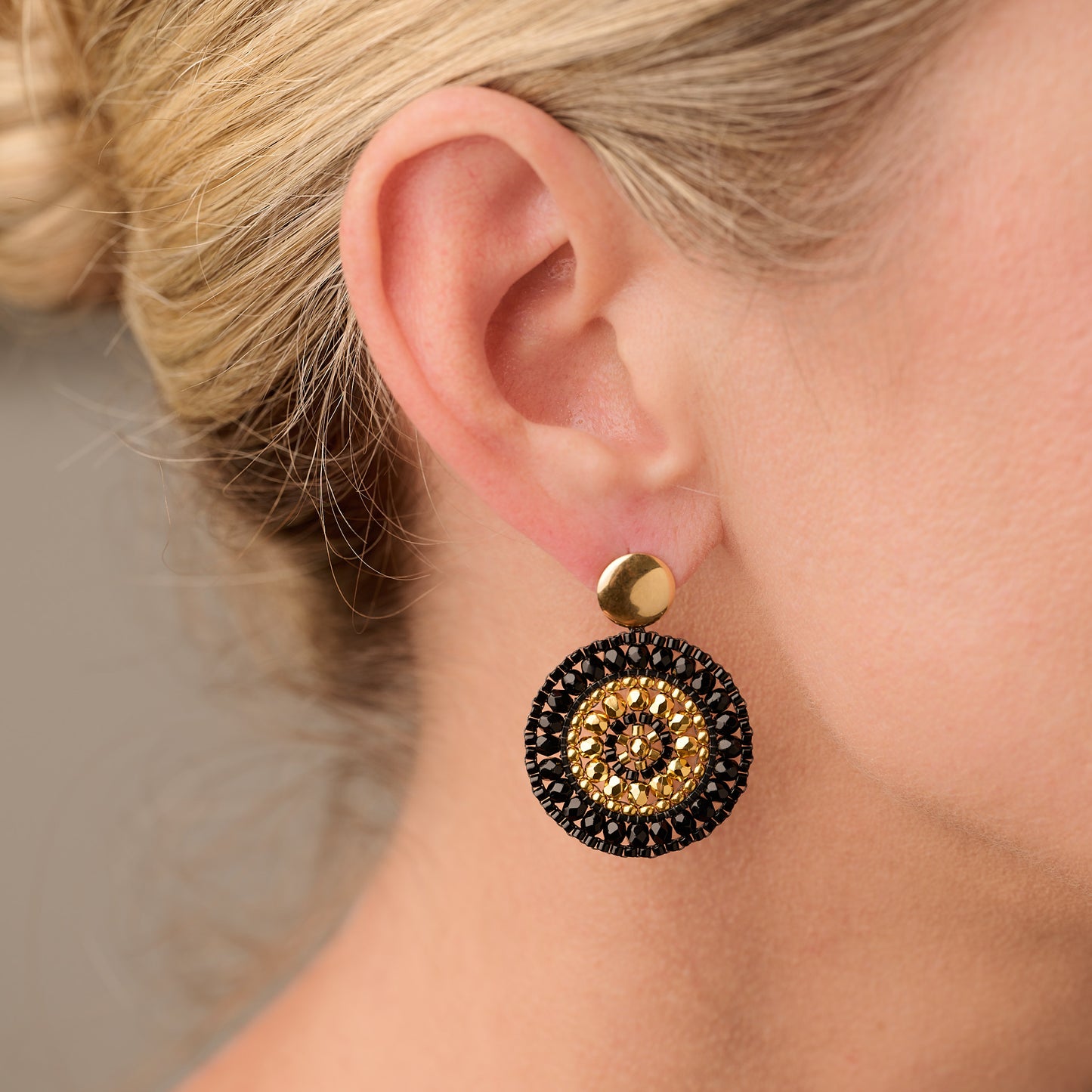 Radiant Circles Black